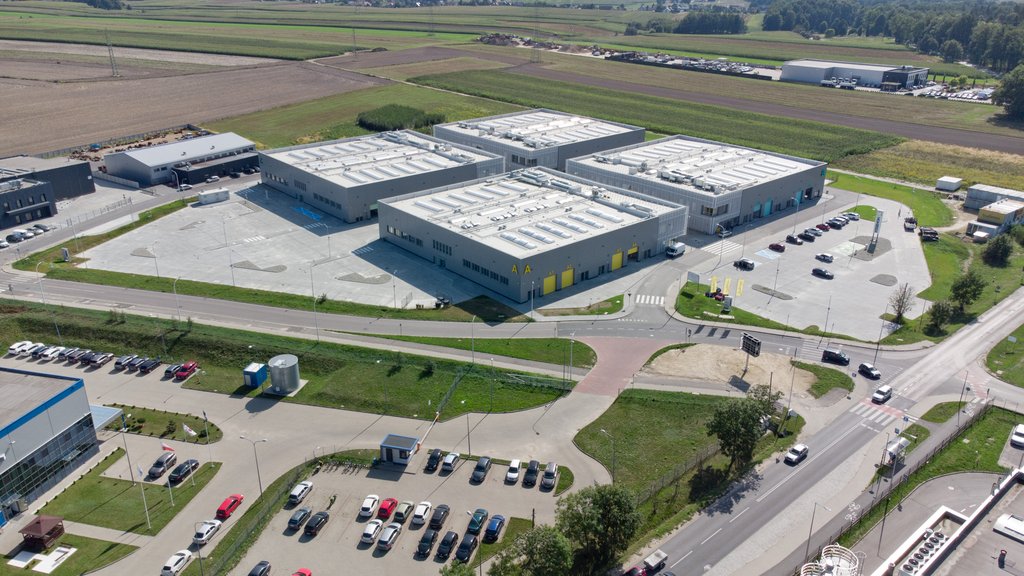 Cztery nowoczesne budynki tworzące kompleks KSSENON widziane z lotu ptaka. 