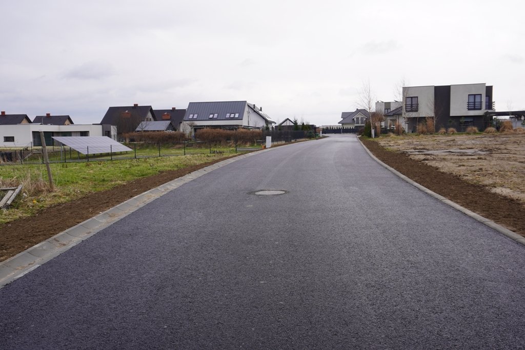 Zdjęcie przedstawia wyremontowaną nawierzchnię ul. Jesionek