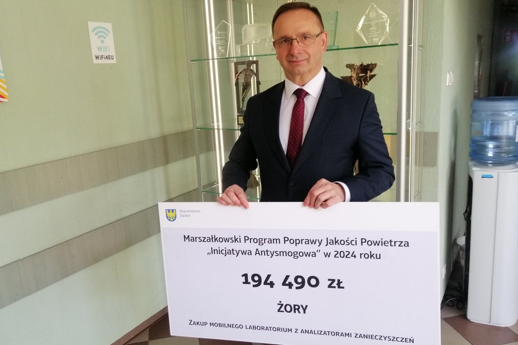 Waldemar Socha - Prezydent Miasta Żory z pamiątkowym czekiem potwierdzającym dofinansowanie dla Miasta 