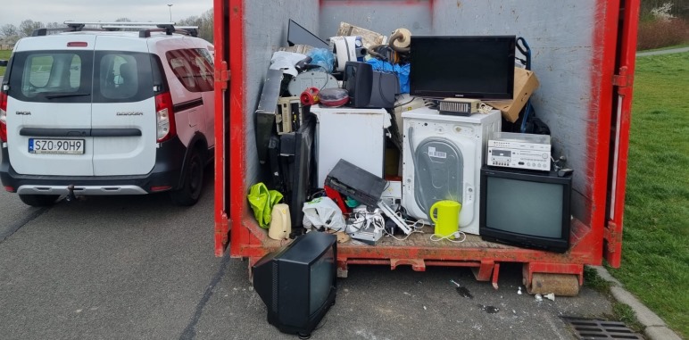zdjęcia przedstawiające kontenery zebrane podczas zbiórki elektroodpadów. Każdy kontener wypełniony jest różnymi zużytymi urządzeniami elektronicznymi, takimi jak telewizory, monitory, drukarki, komputery, lodówka oraz drobne sprzęty gospodarstwa domowego.