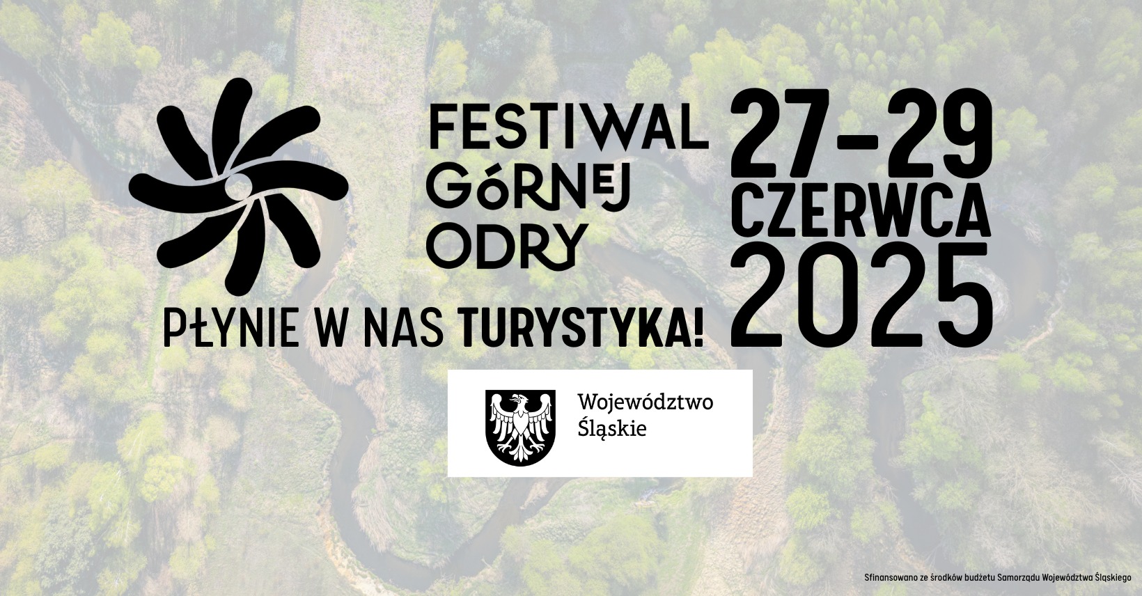 Plakat promujący Festiwal Górnej Odry 2025. Na tle zdjęcia przedstawiającego meandrującą rzekę wśród zielonych drzew widnieje czarne logo festiwalu w formie stylizowanego wiru wodnego, obok napisy: „Festiwal Górnej Odry”, „Płynie w nas turystyka!” oraz termin wydarzenia: „27–29 czerwca 2025”. W dolnej części znajduje się herb i nazwa „Województwo Śląskie” oraz informacja o dofinansowaniu z budżetu samorządu województwa.