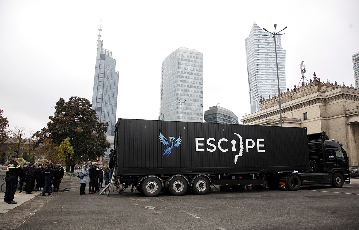 Czarna cieżarówka Escape Truck. W tle wysokie, nowoczesne budynki