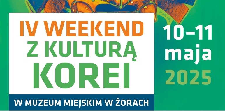 Plakat promujący IV Weekend z Kulturą Korei, który odbędzie się 10–11 maja 2025 roku w Muzeum Miejskim w Żorach. W centralnej części widnieje kolorowa tradycyjna koreańska maska na zielonym tle. Na plakacie umieszczono logotypy organizatorów i partnerów wydarzenia, w tym Muzeum Miejskiego w Żorach, Korean Cultural Center, Katowickiej Specjalnej Strefy Ekonomicznej oraz Stowarzyszenia Kulturalnego ONGGI Polska–Korea.