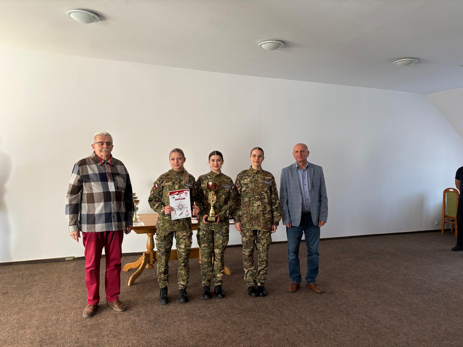 Młodzież z Tischnera, która wygrała w Mistrzostwach LOK w dwuboju obronnym