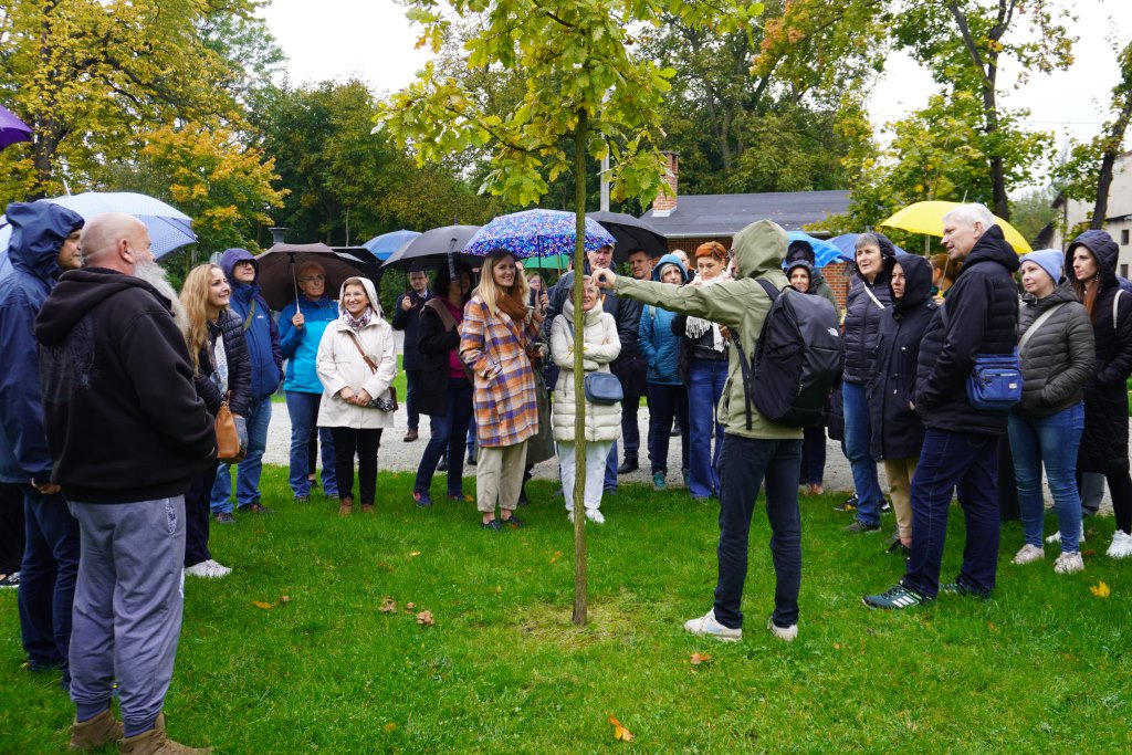 Na zdjęciu uczestnicy obchodów Światowego Dnia Drzewa w Żorach