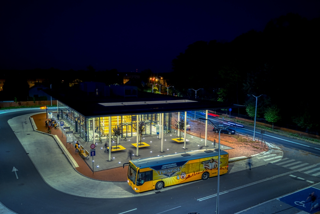 Centrum przesiadkowe, a na pierwszym planie autobus Bezpłatnej Komunikacji Miejskiej. Fot: Wojciech Bęczarski