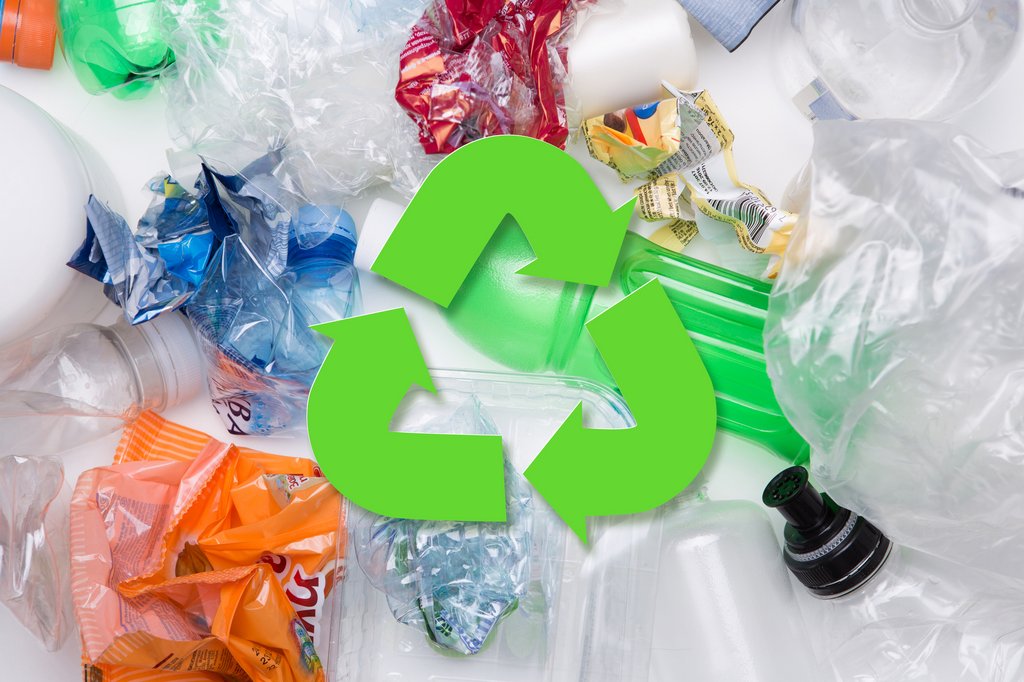Plastikowe odpady z zielonym znaczkiem recyklingu. Stock images by Depositphotos. 