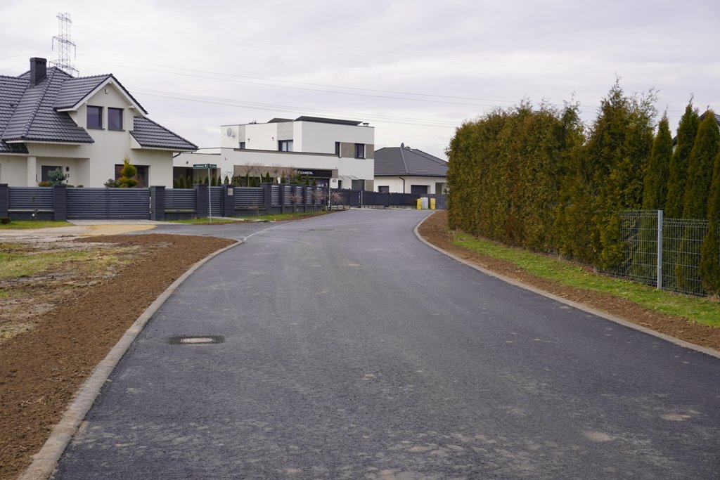 Na zdjęciu fragment jezdni ul. Jesionek