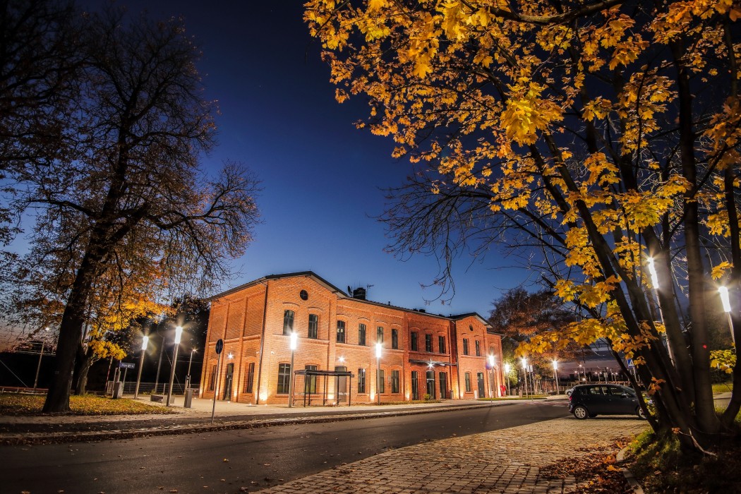 Na zdjęciu budynek Dworca PKP w Żorach