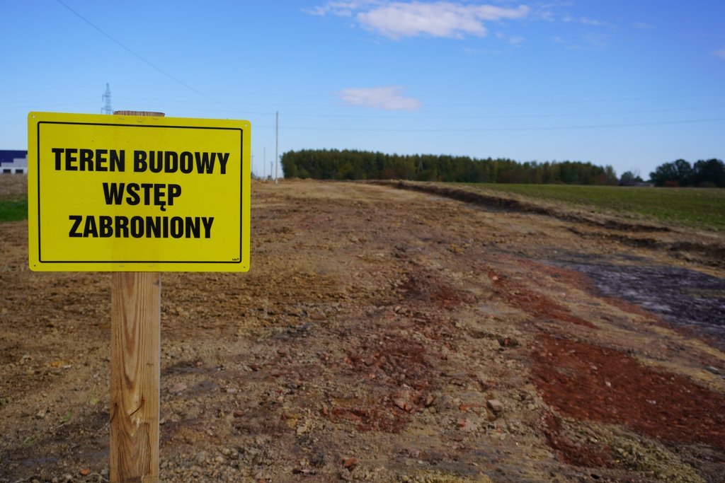Na zdjęciu budowa drogi oraz znak "Teren budowy wstęp wzbroniony"